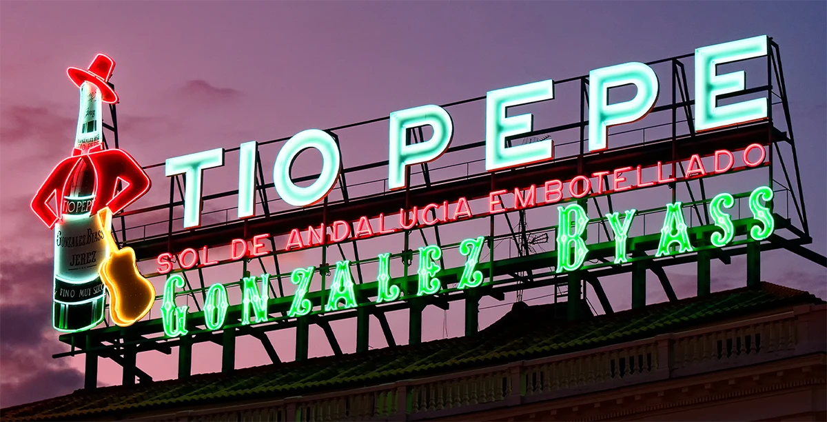 Neon Tío Pepe na placu Puerta del Sol w Madrycie