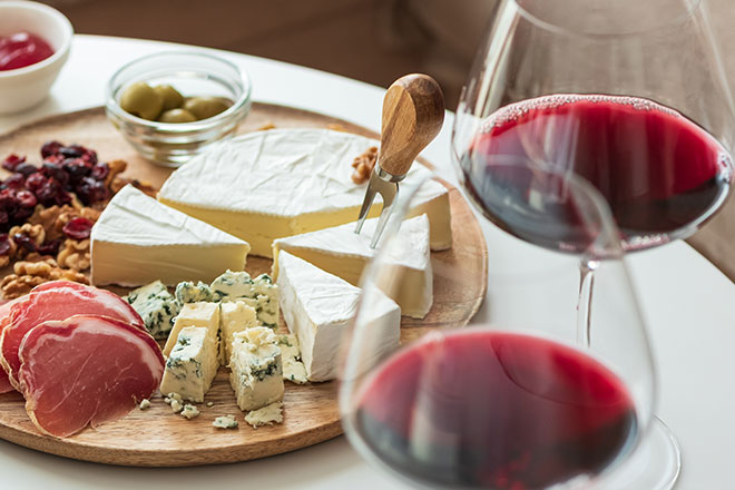 Podstawowe zasady foodpairingu – jak łączyć jedzenie z winem?